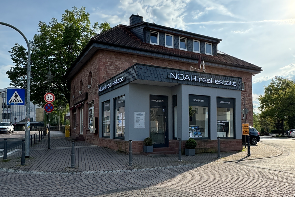 Maklerbüro in Gelnhausen mit Schaufenster für Immobilienangebote